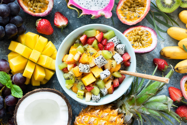 Tropical fruit salad with mango and pitaya in bowl - Foto, Imagem