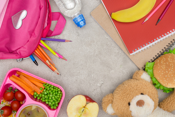 a gyerekek ebédet az iskolai, táska ceruza és notebook-ok, a márvány tábla tálca felülnézet - Fotó, kép