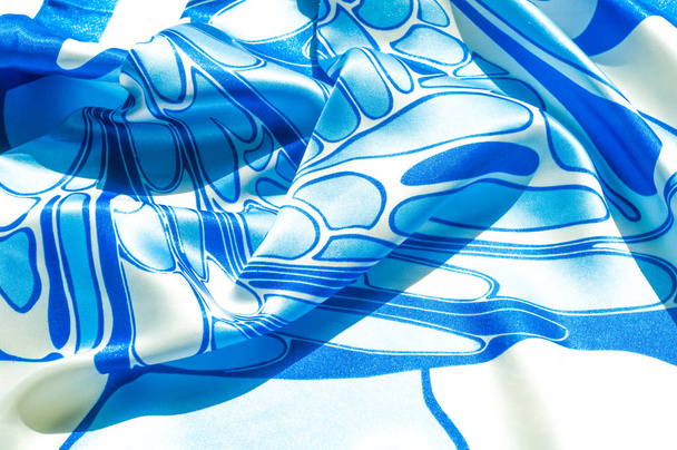 Texture, fond, motif. Le mouchoir de soie d'une femme. Châle motif abstrait, motifs bleus sur un fond blanc
 - Photo, image