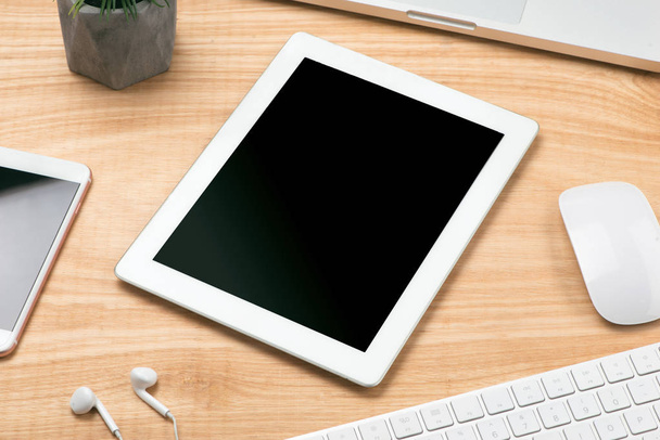 μικροεφαρμογή υπολογιστή tablet touch pad είναι στο γραφείο του ένας επιχειρηματίας στο τραπέζι - Φωτογραφία, εικόνα
