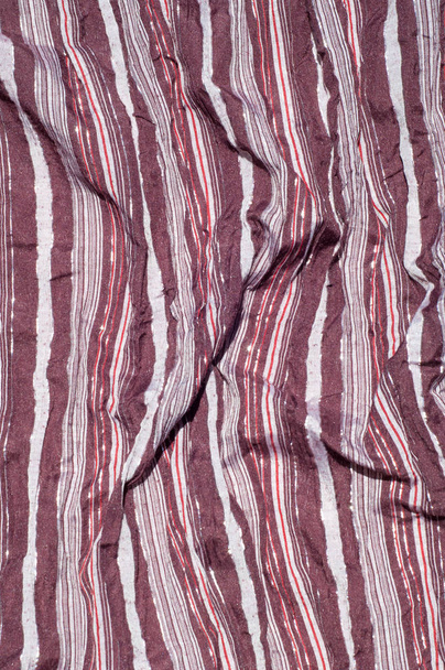 Textura, fondo, patrón. Bufanda rayada femenina, tela rayada marrón, blanca, roja con brillo
 - Foto, imagen