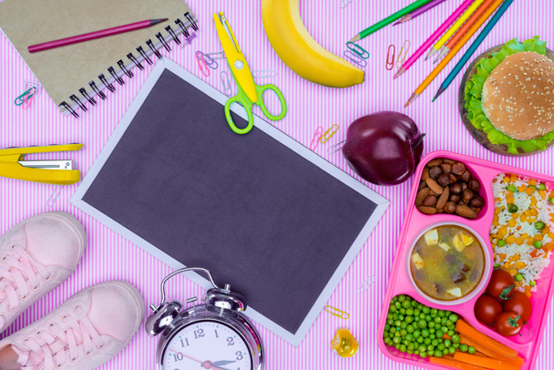 vista superior de quadro-negro e bandeja com crianças almoço para a escola na mesa roxa
 - Foto, Imagem