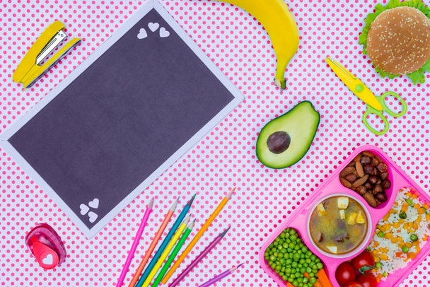 yüzey üzerinde yazı tahtası ve tepsi ile okul çocukları yemeğe üstten görünüm - Fotoğraf, Görsel