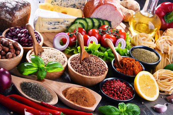 Composition avec des produits alimentaires biologiques sur la table. - Photo, image