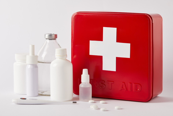 primer plano de la caja del botiquín de primeros auxilios con diferentes suministros médicos en blanco
 - Foto, imagen