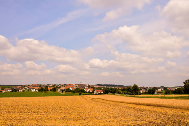 Фото Вид на культивируемое поле в сельской местности - Фото, изображение