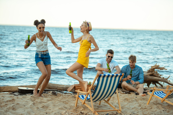 felices jóvenes amigos multiculturales pasar tiempo en la playa juntos en el día de verano
 - Foto, Imagen