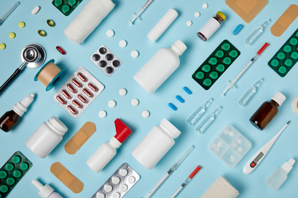 cuadro completo de diferentes suministros médicos compuestos en la superficie azul
 - Foto, Imagen