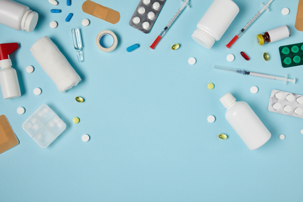 ylhäältä näkymä runko valmistettu eri lääkkeitä sinisellä pinnalla
 - Valokuva, kuva