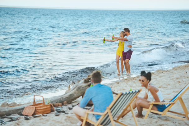 foyer sélectif de jeunes amis multiculturels avec de la bière passer du temps ensemble sur la plage de sable fin
 - Photo, image