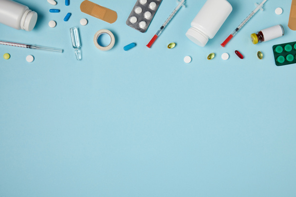vista superior de varios medicamentos en la superficie azul
 - Foto, Imagen