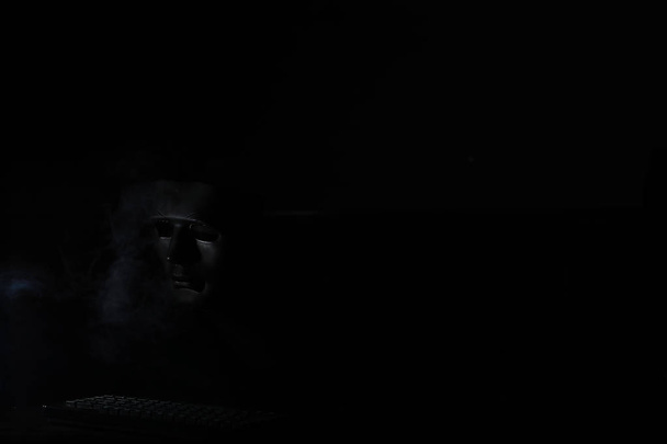 Máscara negra en el oscuro ritual y misterio
 - Foto, Imagen