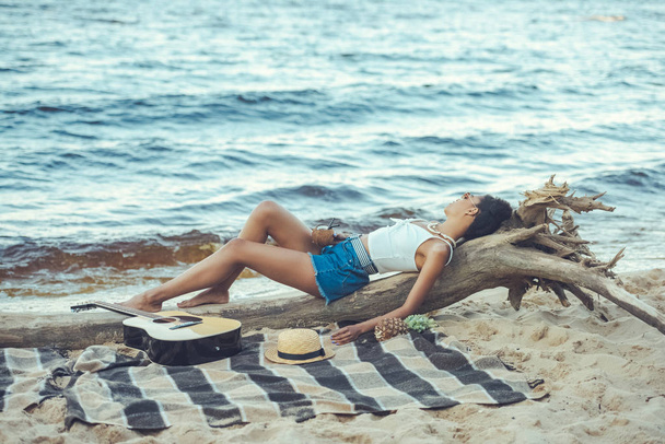 młody african american kobieta z koktajl napój odpoczynek na drewnianych na plaży - Zdjęcie, obraz