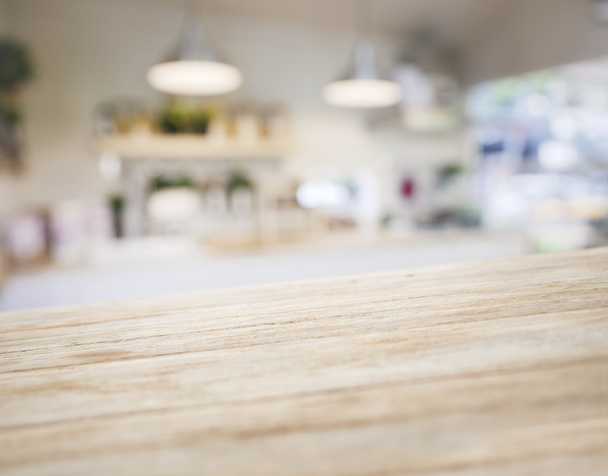 テーブル トップの木製カウンターぼかしキッチン パントリー棚と照明の背景  - 写真・画像