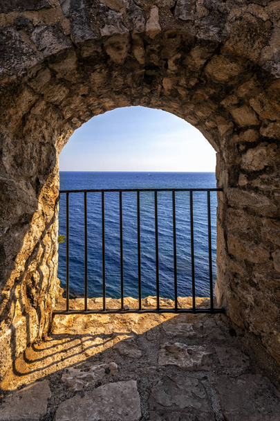 Blick auf das Meer aus dem Fenster der Festung in der Altstadt von Ulcinj, Montenegro. - Foto, Bild
