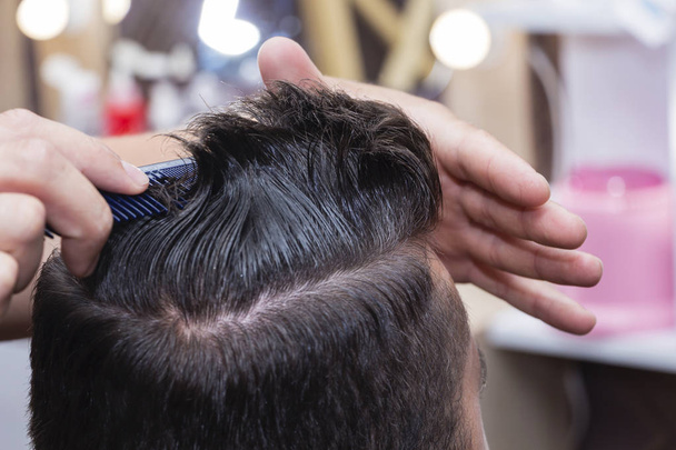 coiffure et toilettage des hommes avec l'aide de ciseaux machine et tondeuses à cheveux dans le salon de coiffure
 - Photo, image