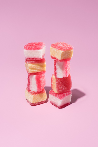 gestapelte Gummibonbons auf rosa Oberfläche - Foto, Bild