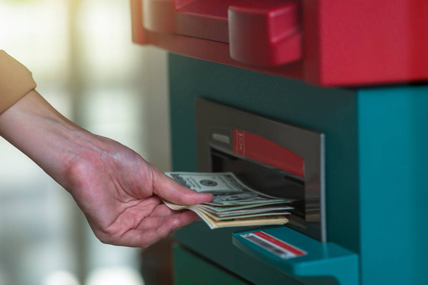 Kobieta z bliska wypłacanie gotówki za pośrednictwem bankomatu, biznes Automatyczna koncepcja Teller Machine - Zdjęcie, obraz