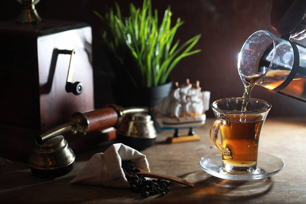 Ahşap bir tabloda çay demleme - Fotoğraf, Görsel