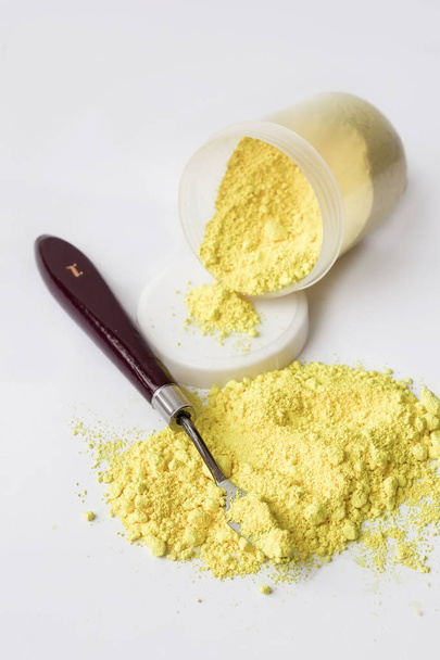 Ναπολιτάνικη κίτρινη χρωστική ουσία σε ένα λευκό φόντο - Φωτογραφία, εικόνα