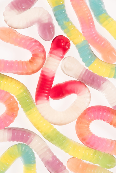 vista superior de coloridos gusanos gomosos aislados en blanco
 - Foto, Imagen