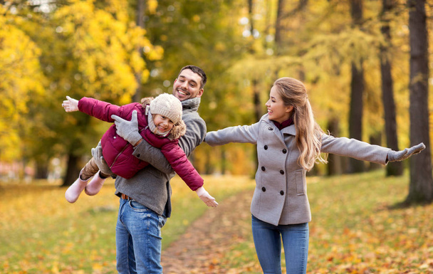 happy family playing at autumn park - Zdjęcie, obraz