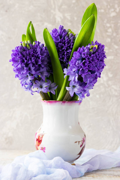 Kytice z modré hyacinty na světlém pozadí - Fotografie, Obrázek