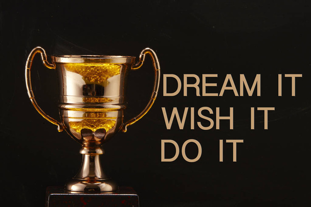trofee voor bord met tekst dromen, wensen, doen - Foto, afbeelding