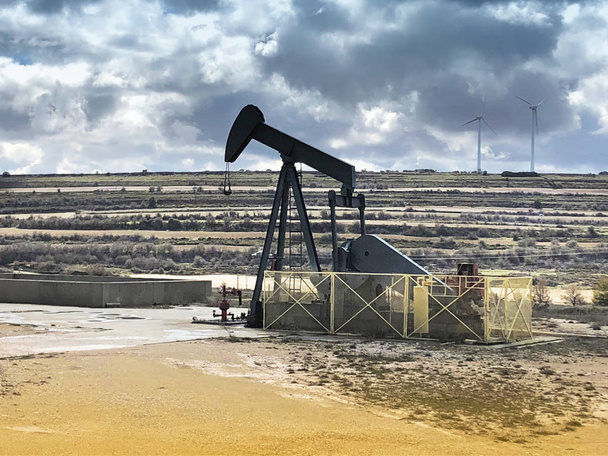 Πετρελαίου άντλησης εξοπλισμού. Ayoluengo τομέα του πετρελαίου. Μπουργκός της Ισπανίας. Παραγωγή ενέργειας - Φωτογραφία, εικόνα