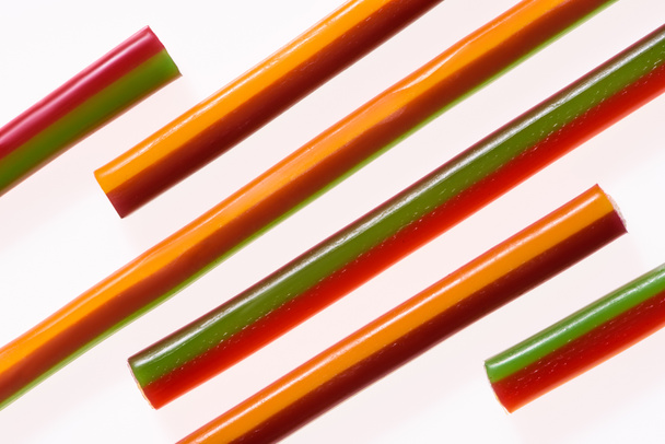 bovenaanzicht van zoete kleurrijke gummy strepen geïsoleerd op wit - Foto, afbeelding