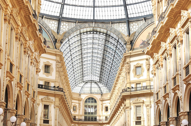 στο εσωτερικό της γκαλερί Vittorio Emanuele Ii στο πόλη Μιλάνο Ιταλία - ο διασημότερος ευρωπαϊκός προορισμός με μοντέρνα καταστήματα  - Φωτογραφία, εικόνα