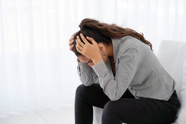 Nainen kärsii päänsärystä migreeni kipu kotona sohvalla. Terveysongelma, stressi ja masennus. Nainen pitää kädestä. Terveyden käsite
. - Valokuva, kuva