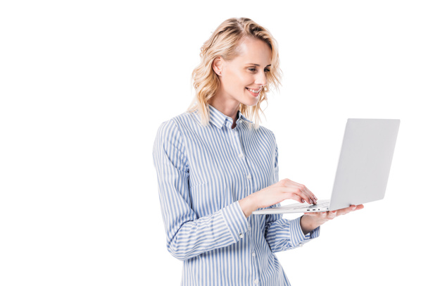 vonzó nő használ laptop elszigetelt fehér - Fotó, kép