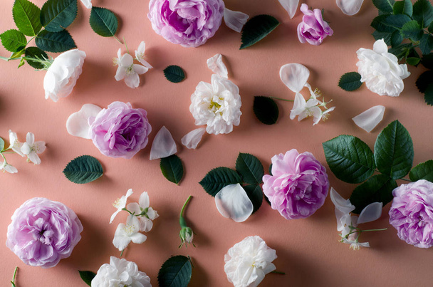 Háttérben a tea rózsa virágok finom rózsaszín háttér. Lapos lay sablon. - Fotó, kép