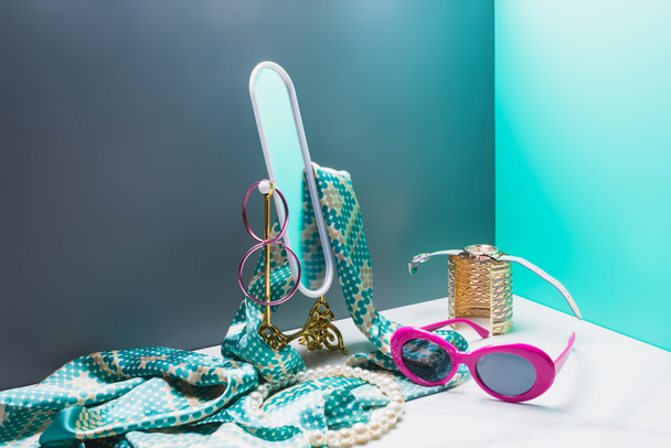 espelho de brinquedo com cachecol de seda e acessórios em miniatura quarto azul
 - Foto, Imagem