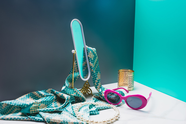 hračka zrcátko s hedvábnou šálu a stylové doplňky v miniaturní modrý pokoj - Fotografie, Obrázek