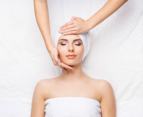 Healthy Beautiful Woman in Spa. Recreation Energy Health Massage Healing Concept. - Foto, imagen