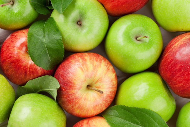 Pommes mûres vertes et rouges gros plan. Vue du dessus
 - Photo, image