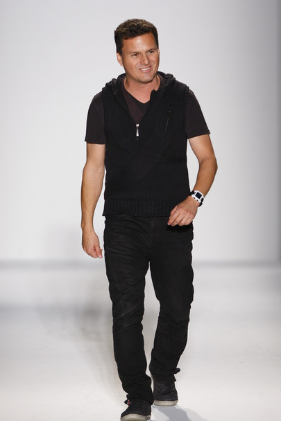 NEW YORK, NY - FEBRUARY 07: Designer Sergio Davila the runway at the Sergio Davila Fall 2013 fashion show during Mercedes-Benz Fashion Week at The Studio at Lincoln Center on February 7, 2013 , NYC. - Φωτογραφία, εικόνα