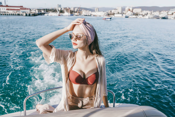 a luxurious attractive woman enjoys a rich life and sea voyage - Fotoğraf, Görsel
