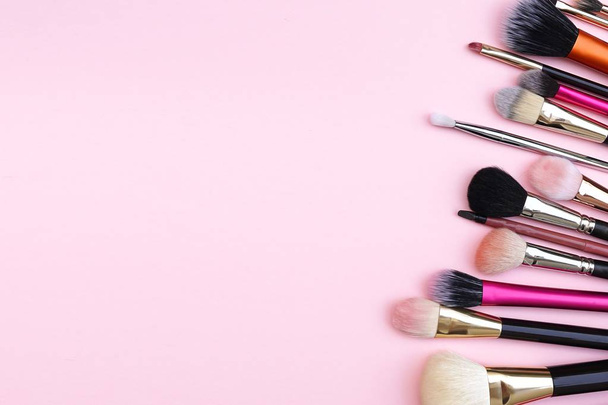 Ferramentas de mulheres beleza moda produtos escova cosmética para facial.Top view, flat lay no fundo rosa pastel.Copiar espaço vazio em branco para texto
. - Foto, Imagem