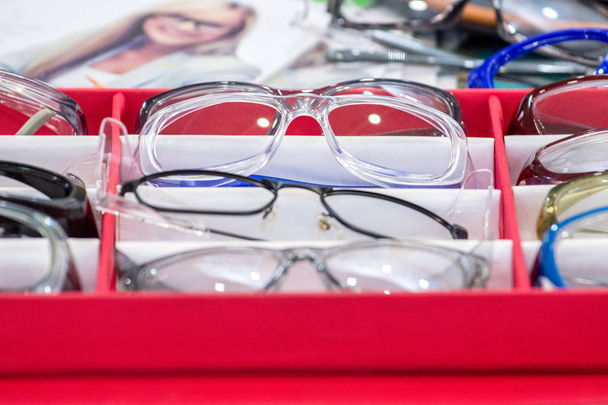Varias gafas protectoras para trabajadores profesionales en la tienda
 - Foto, Imagen