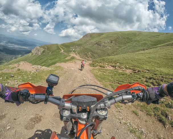 Extreme Adventure traveller with the dirt bike Enduro in high Caucasus mountains - Valokuva, kuva