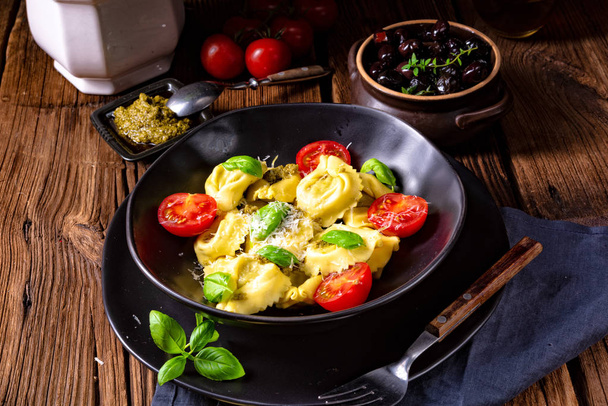 rustic spinach tortellini with cheese and cocktail tomatoes in plate - Fotografie, Obrázek