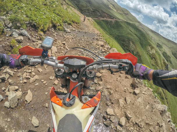 コーカサス山脈の土のバイクのエンデューロと極端な冒険の旅行者 - 写真・画像