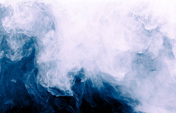 weißer Spritzer Aquarell weißer Rauch Wasser abstrakter schwarzer Hintergrund. - Foto, Bild