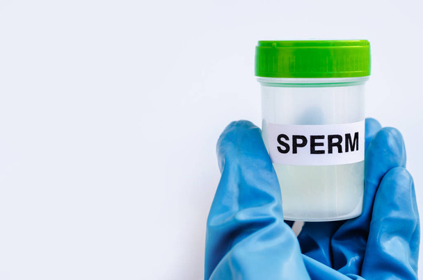 Egészségügyi. Minta sperma. Donor sperma közelről koncepció Bank sperma keresni pénzt Jar konténer a sperma elemezni egy motilitási spermium. Meddőség.  - Fotó, kép