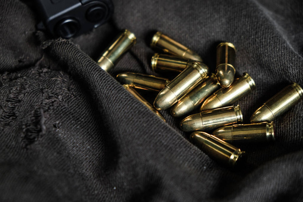 9mm pół ręki autometic pistolet pocisk Fmj na tkaninie, pojęcie przestępczości - Zdjęcie, obraz