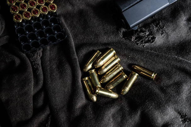 9mm semi autometic handpistool met Fmj kogel op stof, misdaad concept - Foto, afbeelding