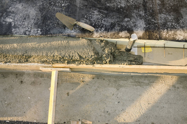 trabalhador ao dividir o concreto com a marreta durante a renovação de um telhado
 - Foto, Imagem
